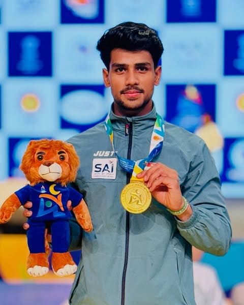 Dev Gohar holding his Yogasana gold medal