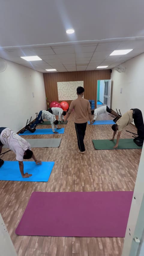 Evening batch in session with the trainer guiding students